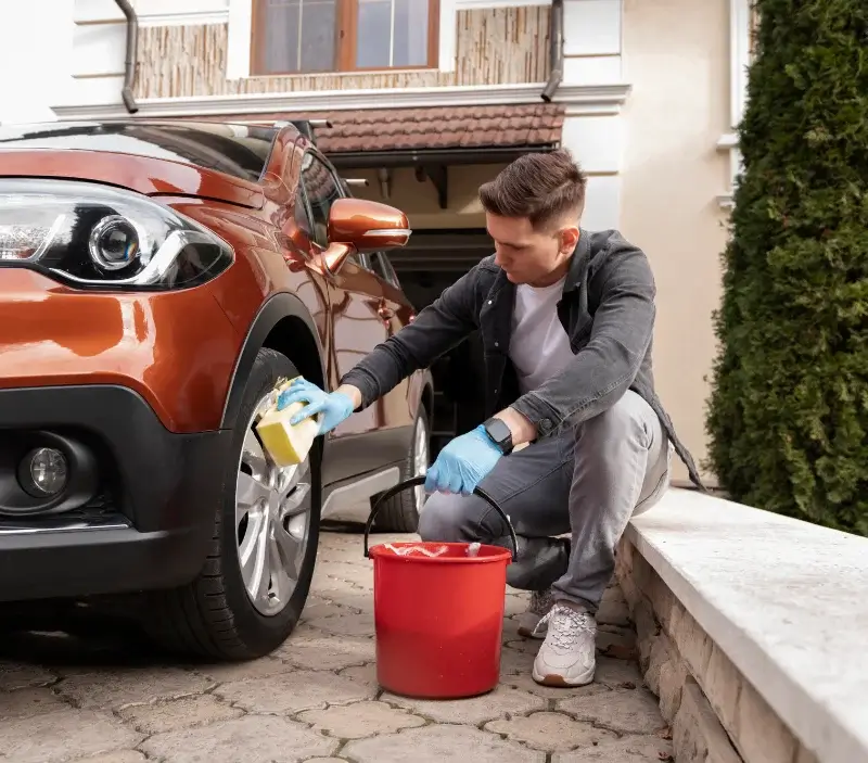 Lavage auto à domicile Châteauneuf-Val-Saint-Donat : professionnel intervenant sur un véhicule
